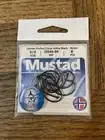 Mustad demon perfect circle in line black nickel hook size 3/0