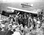 AMELIA EARHART RECEIVES CONGRATULATIONS AFTER SOLO FLIGHT - 8X10 PHOTO (AA-800)