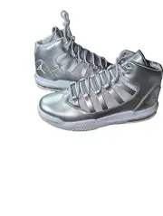 Jordan Max Aura SE Metallic Silver Youth 7 Shoes Sneakers (Women 8.5)
