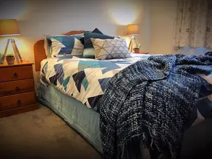 FlatBush Holiday Accommodation - Upmarket Homestay