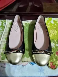 在飛比找Yahoo!奇摩拍賣優惠-Ophelie 黑金 蝴蝶結 平低鞋 真皮 35號 小尺吋 