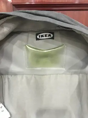 IKEA黑色後背包，包包有多個夾層，內容量很大很方便。原價$899。