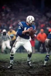 Quarterback Johnny Unitas Of The Baltimore Colts Drops Back 1971 NFL OLD PHOTO 5