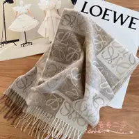 在飛比找蝦皮購物優惠-二手 Loewe 羊毛圍巾 Anagram 米色 白色格紋 