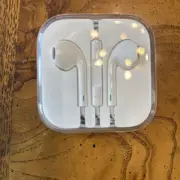 Genuine Apple Earpods Headphones 3.5mm Aux / Lightning Connector Wired Earbuds