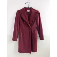 在飛比找蝦皮購物優惠-香港專櫃款女生酒紅色長版大衣型外套~附綁帶~
