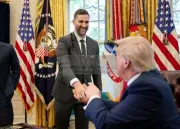 PRESIDENT DONALD TRUMP SHAKING AARON RODGERS HAND WHITE HOUSE 5X7 PHOTO