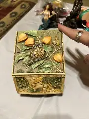 Harmony Kingdom Picturesque Noah's Hideaway Box Lure of the Jungle Box w/lid