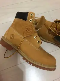 在飛比找Yahoo!奇摩拍賣優惠-timberland黃靴 女靴 登山鞋 經典黃靴 踢不爛 靴