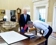 BARACK OBAMA BLOWS OUT BIRTHDAY CANDLES IN OVAL OFFICE - 8X10 PHOTO (RT-512)