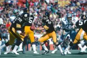 Terry Bradshaw Pittsburgh Steelers turns to hand the ball off to - 1976 Photo 2