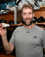 Joe Thornton 400th Career Goal Puck San Jose Sharks 8x10 NHL Hockey Photo