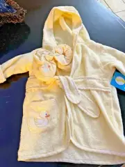 Spasilk Baby Unisex Hooded Towel Robe Slipper Booties Set Size 0-9 Mo NWT NGg