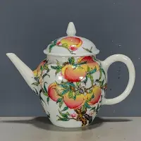 在飛比找Yahoo!奇摩拍賣優惠-古董老物件瓷器收藏 清代官窯雍正年制粉彩壽桃茶壺擺件舊藏