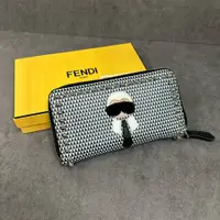 在飛比找PopChill優惠-[二手] FENDI 卡爾老佛爺系列 卯釘 ㄇ字拉鍊長夾