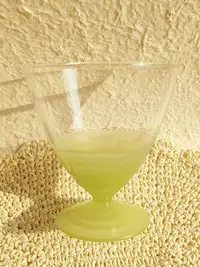 在飛比找Yahoo!奇摩拍賣優惠-中古vintage孤品，法國1940s嫩綠色漸變浮雕甜酒杯，