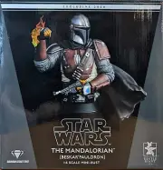 Diamond Select Gentle Giant Star Wars 1:6 Mandalorian Beskar Pauldron Mini-Bust