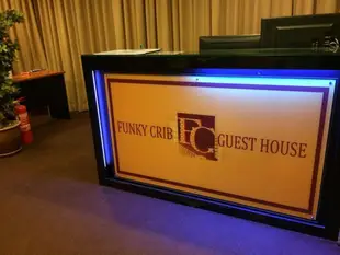 時尚搖籃飯店Funky Crib Hotel