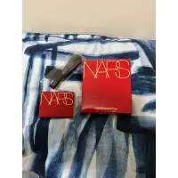 在飛比找蝦皮購物優惠-NARS 裸光蜜粉餅刷具禮盒(花映嫣紅限量版) 小白餅