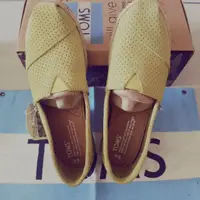 在飛比找蝦皮購物優惠-全新正品 TOMS 麂皮休閒女鞋 SIZE6 芥末黃色~少見