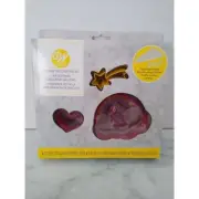 New sealed Wilton cookie decorating kit Includes piping bags,tips and cookie cut