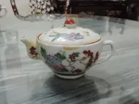 在飛比找Yahoo!奇摩拍賣優惠-~早期收藏~ 清  中國瓷器彩釉茶壺 桃 荷 牡丹 菊   