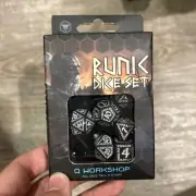 Runic Black & white Dice Set (7)
