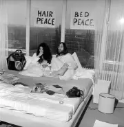 John Lennon and Yoko talking to Donald Zec about their seven d- 1969 Old Photo