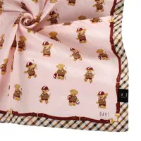 在飛比找momo購物網優惠-【DAKS】泰迪熊系列英倫馬術服裝熊熊斜格紋純綿帕巾(粉紅色