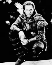 Kevin Costner crouches on wall as Robin Hood Prince of Thieves 4x6 inch photo