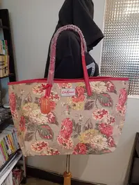 在飛比找Yahoo!奇摩拍賣優惠-【Cath Kidston】  ♥英國正品♥  大朵花卉  