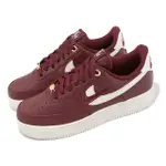 【NIKE 耐吉】休閒鞋 WMNS AIR FORCE 1 07 PRM 女鞋 酒紅 白 AF1 雙勾 金扣(DZ5616-600)