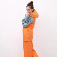 在飛比找momo購物網優惠-【OutPerform】風動SKY二件式風雨衣(橘/淺灰)
