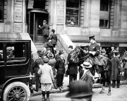 New 8x10 Photo: Crowd Awaits RMS TITANIC Ship Disaster News at White Star Line