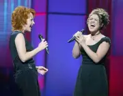 Singer Reba McEntire and American Idol winner Kelly Clarkson perfo - Old Photo 8
