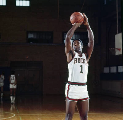Milwaukee Bucks Oscar Robertson shooting free throw during practic- Old Photo