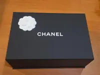 在飛比找Yahoo!奇摩拍賣優惠-Chanel 香奈兒 小香 名牌精品 黑磁盒 配件 含山茶花