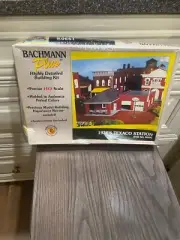 Bachmann #35106 1930's Texaco Station HO Scale