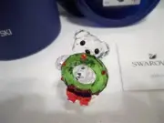 SWAROVSKI KRIS BEAR 2017 AE 8652159 HOLDING CHRISTMAS WREATH