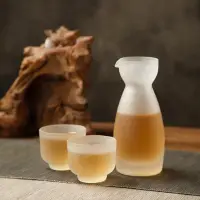 在飛比找Yahoo!奇摩拍賣優惠-日式玻璃清酒壺琉璃白酒杯分酒器套裝日本酒具家用黃酒小杯子酒盅