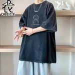 DR更衣室- T恤 休閒人物素描插圖印花上衣 短袖  男生衣服 五分袖 男裝 水洗 大尺碼5XL【NL623442】