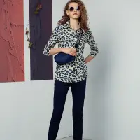 在飛比找Yahoo奇摩購物中心優惠-JIN HWA 今譁 詹譁霓 時尚豹紋印花個性修身上衣R62