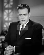 RAYMOND BURR IN THE TV PROGRAM "PERRY MASON" - 8X10 PUBLICITY PHOTO (OP-648)