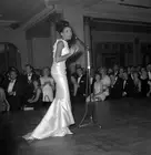 Singer Shirley Bassey microphone during cabaret Savoy Hotel p- 1962 Old Photo