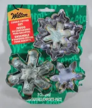 WILTON 7 STAINLESS STEEL 3 SIZE 3 SNOWFLAKE SHAPES COOKIE CUTTER SET NEW ON CARD