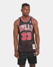 [MITCHELL & NESS] Mitchell & Ness Chicago Bulls Scottie Pippen '95-'96 #33 Swingman Jersey Black - Size XL XL Black