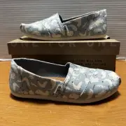 Toms Birch Tundra Critters Classic Woman's Size 6 Slip-On Polar Bear Narwhal