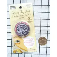 在飛比找蝦皮購物優惠-大創 Daiso 掛包器 背包掛鉤 掛勾 隨身包包掛勾 包包