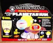 1998 SMITHSONIAN AMAZING TRIPLE FUNCTION ASTRO LAB PLANETARIUM. NEVER OPENED
