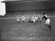 RUGBY UNION OLD PHOTO Irelands Hugh De Lacy Spins The Ball Out 1948
